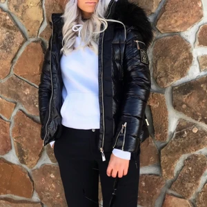 Snygg vinterjacka! - Snygg vinterjacka i storlek 38/M, skulle även säga att den passar 36/S🤩😍 Väldigt varm. Glansigt material. Fake päls. Skriv om du har några frågor!💞