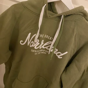 SQRTN norrland hoodie - säljer nu min hoodie då den har blivit för liten för mig, det är herrstrl L. bra skick, använt ca 5 gånger. nypris 800 kr, möts upp i sundsvall, kan även postas om köparen står för frakt. 