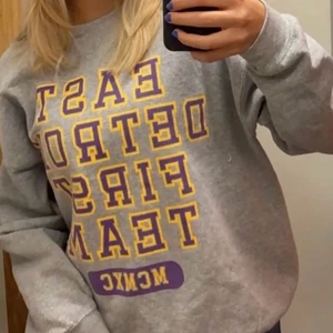 Sweatshirt med tryck - Swetshirt ifrån asos i storlek M herr ❤️ inte så mycket använd så den är i bra skick !! 