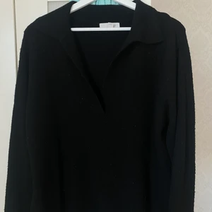 V ringad tröja från hm - Jätte fin tröja som inte kommer till användning längre, säljer för 150 + frakt💕