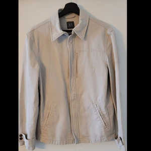 Vintage Armani Overshirt - Vintage Armani overshirt i storlek S/ fitted M. Skick 8/10 finns tecken på användning men vad förväntar man sig. Annars riktigt fint skick! 