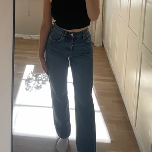 Zara Straight Leg Jeans - Fina Zara jeans som är slutsålda!! Strl 36 och passar S/M. Fin passform men kommer aldrig till användning. Endast använda en gång! Bra längd på mig som är 160 cm. Frakt ingår inte i priset. ❤️‍🔥
