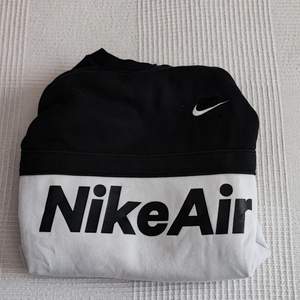 Hej. Säljer denna fina sweatshirten från märket Nike. Säljer den pga av att rensar garderoben och den passar inte mig längre. Skick 7/10 och är urtvättad. Storlek: Smal (164-170 cm). Hämtas eller möts i centrala Stockholm. Kan även skicka den 😊