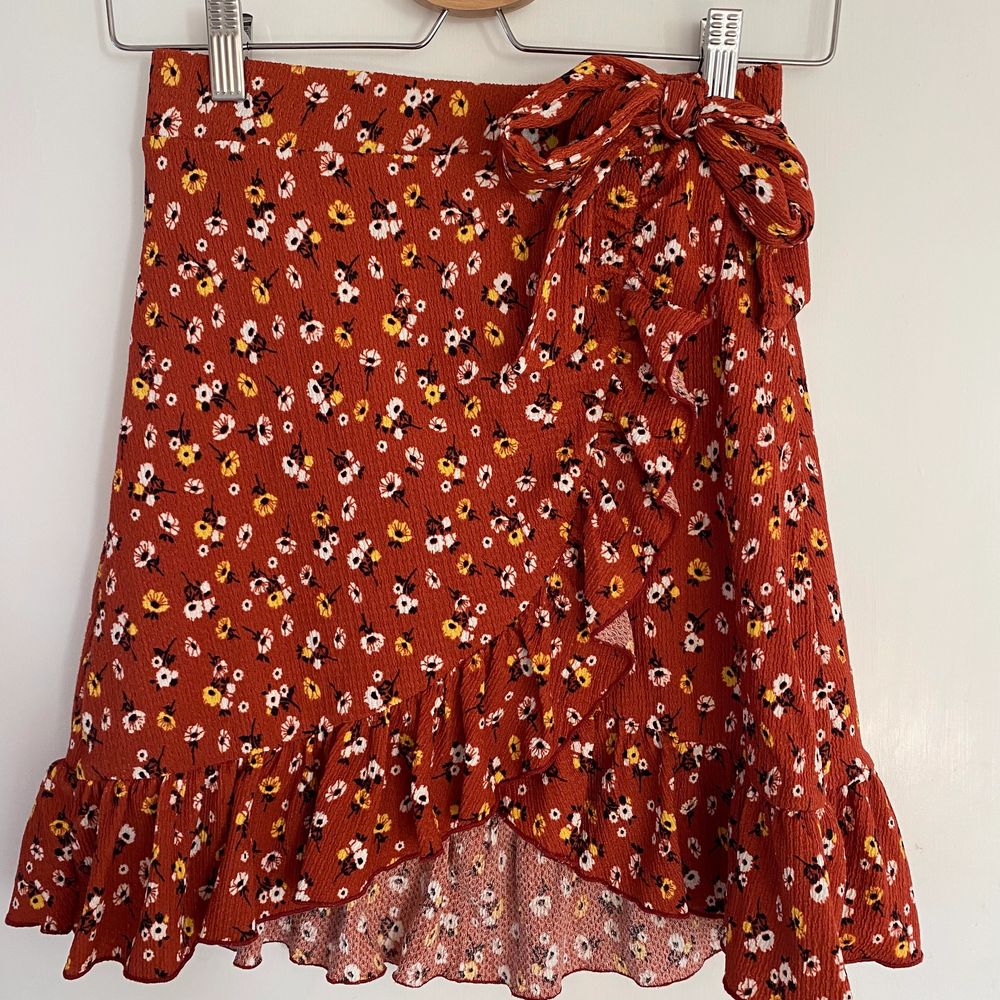 Blommig kjol från Gina Tricot | Plick Second Hand