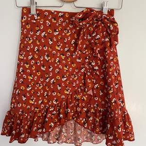 Orange blommig kjol från Gina Tricot i storlek 36! 