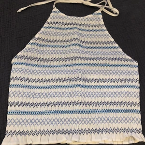 Zara topp med öppen rygg - Zara topp som är öppen i ryggen, storlek XS. Endast använd en gång. Kontakta mig för fler bilder.🥰💗