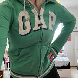 Gap huvtröja - Snygg huvtröja från gap!!