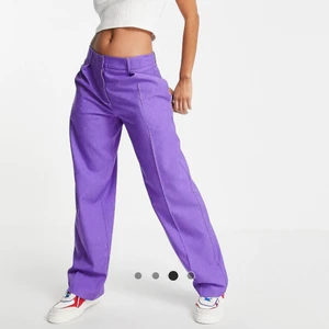 Asos lila kostymbyxor - Lila kostymbyxor i passformen curvy, så de är lite mindre i midjan och bredare i höften. Tunna byxor perfekt för sommaren och en fin glad färg. Passar dig som är kurvigare i kroppstypen. Jag har sytt ihop fickorna för hand så att de inte skulle vara öppna hela tiden. Går lätt att sprätta upp om man vill.