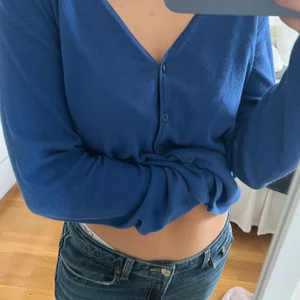 Blå kofta med knappar - Väldigt fin kofta i klarblå färg som inte kommer till användning längre. 