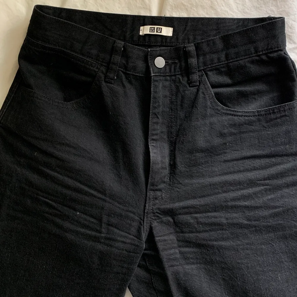 Uniqlo jeans i storlek 27 <3 använda mycket så små slitningar men inget stort . Jeans & Byxor.