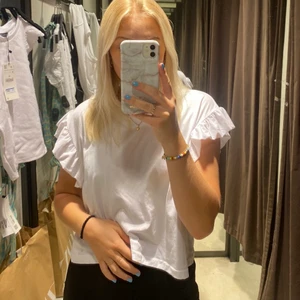 Zara topp  - Jättesöt topp från Zara i storlek S. 100kr + 66kr i frakt. Jag har en vit och en exakt likadan svart som jag säljer! ❤️‍🔥fråga om du vill se fler bilder på någon färg! 