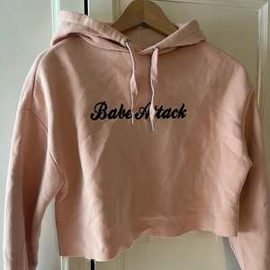 Säljer denna super fina ljusrosa hoodien med trycket Babe Attack! Kort vid magen. 