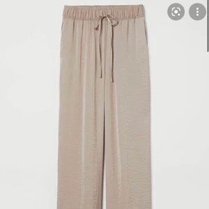 Silkesbyxor - Säljer dessa superfina silkesbyxor som är slutsålda i alla storlekar från H&M. Passar mig som är 1,67 lång. Nypris 500kr💞 (Bild lånad från hemsida)