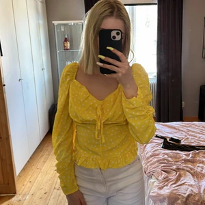 Tröja ifrån boohoo storlek s - Säljer denna tröja då den är lite för stor för mig den är i jätte fint skick. 