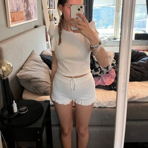 Set från zara  - Supergulligt det från zara bestående av shorts o tröja. Använt Max 5 gånger. Strl M på shortsen och strl L på tröjan. Tröjan är croppad. 