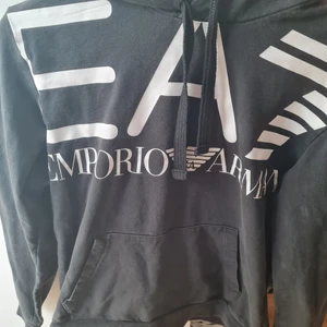 Ea7 hoodie S  - Ea7 hoddie säljs pga förliten storlek S men är lite liten i storleken nypris 1 000 kr på boost  säljer för 600 pris kan diskuteras vid snabb affär. Kondition 7.5/10. Äkta vara