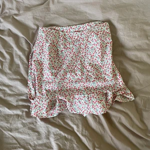 Kjol från shein - Knappt använd kjol från shein som är wrap around. Den är i storlek S & frakt ingår inte i priset🤍