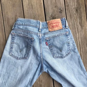 Lågmidjade Lewis jeans - Så snygga lågmidjade Levi’s jeans. W28 L32