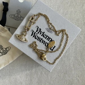 Vivienne Westwood - Säljer nu mitt så fina halsband från Vivienne Westwood. Det är i använt men fint skick! Köpte detta för 1800kr.🤍💌💫
