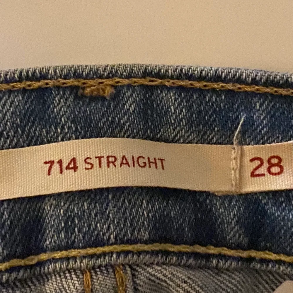 Säljer dessa Levis straight 714 lågmidjade jeans, pga att de är för små för mig. Använt ett få tal ggr och de är i bra skick . Jeans & Byxor.