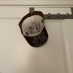 Martyr keps  - Sällsynt martyr keps med endast 5 bruna tillverkade.