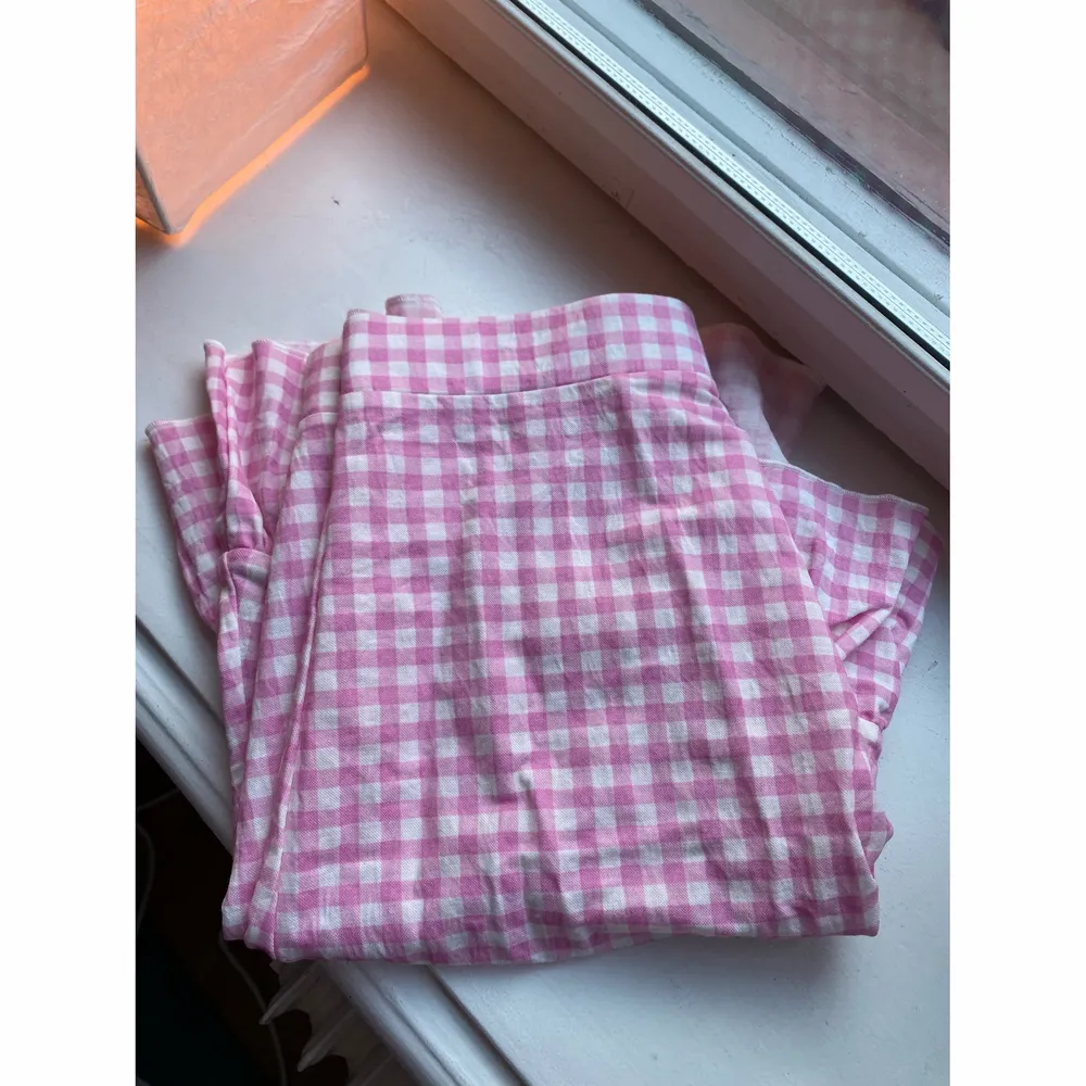 En fin kjol från Gina tricot i storlek M, liten i storleken. Passar xs - m beroende på hur man vill att den ska sitta. Aldrig använd. Nypris 250kr. Kjolar.