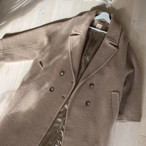 Kappa från H&M - Kappa från H&M förra året. Väldigt gott skick, knappt använd. Storlek 38. Jag är storlek 34-36 vanligtsvis men köpte den större med flit. Nypris 1200:-, priset kan diskuteras vid snabb affär. 