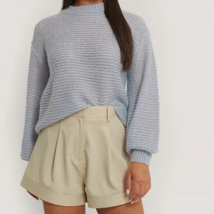 Stickad tröja från NA-KD  - Tröjan är i stl. S och är i nyskick (ändast andvänd 2 gånger.) Säljes pga. av att den inte används.                                              (Nypris 329 kr) Mitt pirs 200 kr+ frakt. 