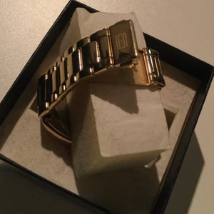 Tommy Hilfiger damur guld klocka - Original, rostfritt stål, härdat mineralglas, vattentät till 30m, diameter 40mm, armbandsbredd 18mm, plastfilmen kvar på boetten, kommer i originalförpackningen. Nypris 1995kr
