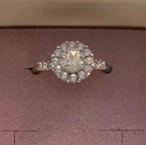 Lilly & Rose ring  - Justerbar storlek  Swarovski kristaller   Nickelsäkert  Knappt använd  Ej original ask   Hämtas eller skickas mot porto  