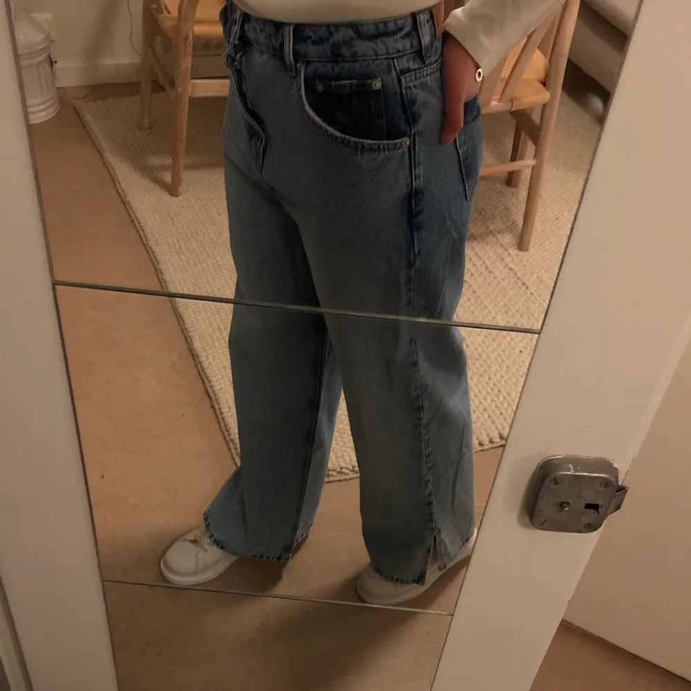 Raka jeans från nakd med slit längst ned. Köpta för 3 månader sen men aldrig använda pga köpte för stor storlek. Högmidjade och knappar för att stänga. Långa i benen är 177 cm. . Jeans & Byxor.