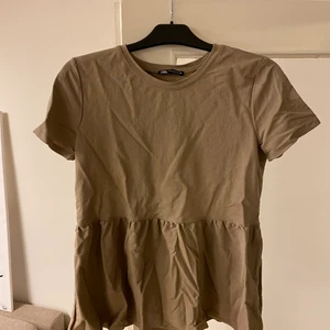 Zara topp/t-shirt  - Brun topp/t-shirt från Zara, bara hängt i garderoben o är som ny! Storlek M💕