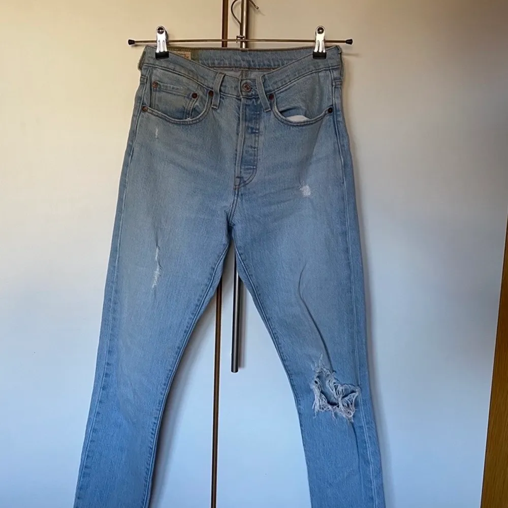 Ljusblåa skitsnygga Levis 501 jeans i storlek w26l32. Legat i garderoben ett tag så dem passar tyvärr inte längre. Midwaist skulle jag säga men går att ha som low waist också. Liten missfärgning vid patchen men inget illa. Jeans & Byxor.