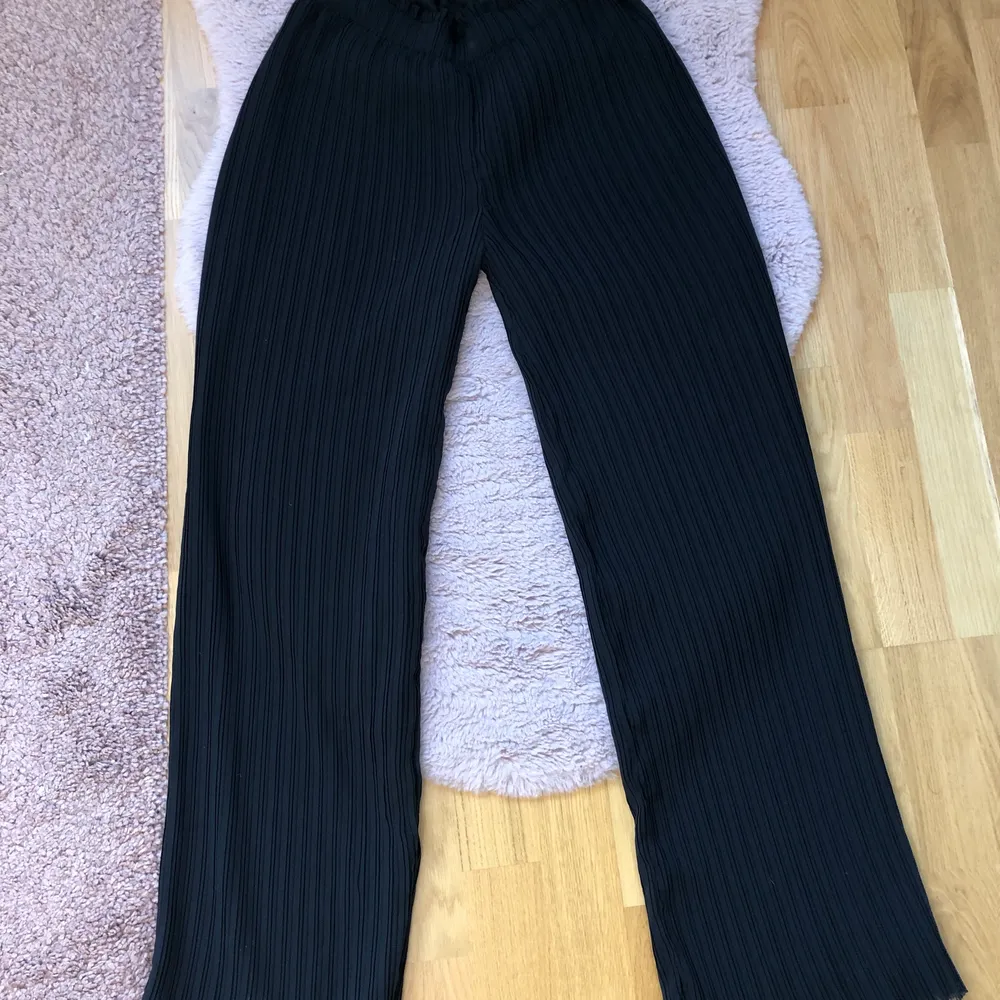 En super fint byxor från Danmark i svart. Passar perfekt till allt. Jeans & Byxor.