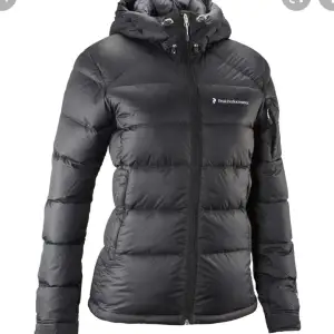 Jag säljer min peak jackan då den knappt kommer till användning. Haft den i en vinter och knappt använd. Storlek 170/S 