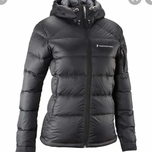 Peak performance jacka dam  - Jag säljer min peak jackan då den knappt kommer till användning. Haft den i en vinter och knappt använd. Storlek 170/S 