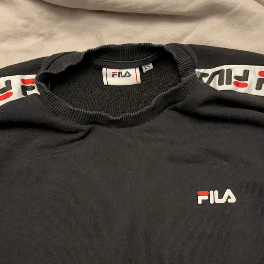 Snygg Fila sweatshirt i strl XS. Köpt 2019 6/10 skick, den ser använd ut på muddarna och krage.. Tröjor & Koftor.