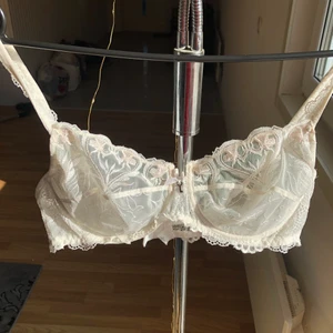 Vit Bralette Lise charmel  - Vit bralette i 85B.  Älskar Lise charmels behåar men den här var för stor för mig. Den är i good skick. Nypris är drygt 600kr Köparen står för frakten