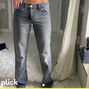 Gråa zara jeans - Säljer dessa sjukt populära gråa lågmidjade jeansen från zara som har varit slutsålda och finns inte längre på hemsidan. BUDGIVNING. Storlek 36😍💕💕💕