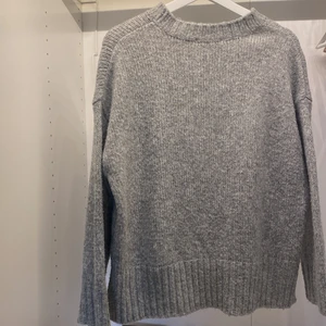 Stickad tröja - Grå stickad tröja från Gina som blir lite oversized på mig som är xs-s. Köpt för ca 299kr. 