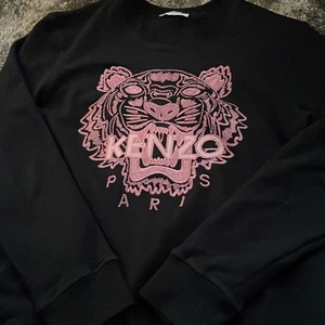 Kenzo Tröja - Kenzo tröja med broderad rosa tiger💕 Rundad hals, långa ärmar, ribbad ärmslut och ribbad fåll. Bra skick men för liten för mig💕 Köpt för 2687kr på Farfetch. Bomull 100%