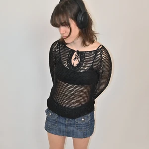 Stickad tröja - En stickad tröja i fishnet vibe😮‍💨 modell 1 är 164 cm och modell 2 är 182cm! Rå najs💋 skriv priv för fler bilder