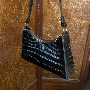 svart väska - svart fejk ormskinnsväska🖤🐍 aldrig använt 