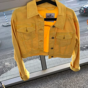 Jeansjacka - Nu säljer jag min superfina jeansjacka ifrån Hollister i storlek M! Jackan är lite croppad och silverdetaljer. Denna är bara använd 1 gång, dock har den en liten skavank på ryggen, ett litet brunt sträck(kolla sista bilden) 💛