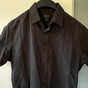 Kortärmad skjorta  - Kortärmad svart skjorta med vita ränder. Superfin till sommaren! 🖤