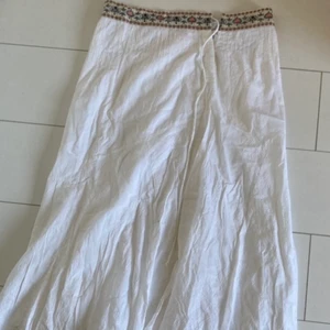 Lång vit kjol - Kjol i bra skick