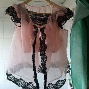 Vintage underkläder  - Råsa Vintage topp i två delar. Hittat på loppis och säljer eftersom dom aldrig kommit till andvändning. 