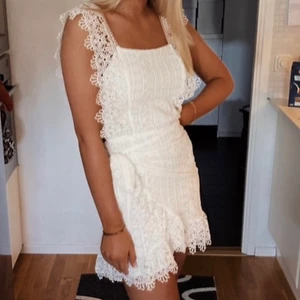 Klänning - Säljer min såååå himla fina studentklänning som jag hade förra året! Den är extra fin i ryggen då den är lite öppen med knytning. Knäpps med en ”osynlig” dragkedja i ryggen. Använd 1 gång! Jag är 170 lång.