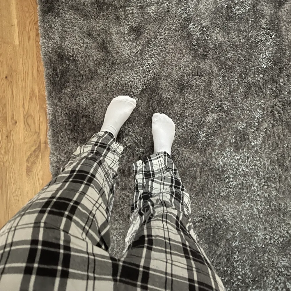 Fina rutiga pyjamasbyxor från H&M i storlek S, för mig är dom lite korta i benen så därför säljer jag dom. Jeans & Byxor.