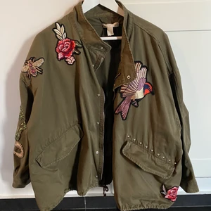 Jacka  - Säljer denna skitcoola vårjacka från h&m! Storlek L så sitter lite oversized på mig men fortfarande snyggt. Kan mötas upp i Stockholm annars står köparen för frakt. Originalpris var 599kr 💕💕